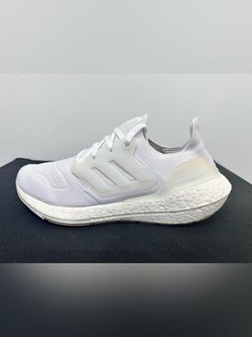 ADIDAS ULTRABOOST WHITE ATHLETIC SHOES SIZE: 9 WOMEN